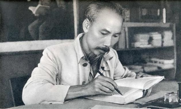 Tấm gương tự học ngoại ngữ của Chủ tịch Hồ Chí Minh